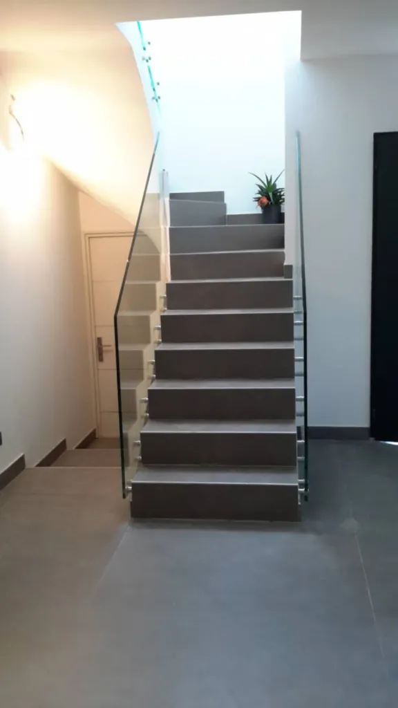 Fabrication et pose de garde corps en verre pour piscine près de Maussane les Alpilles