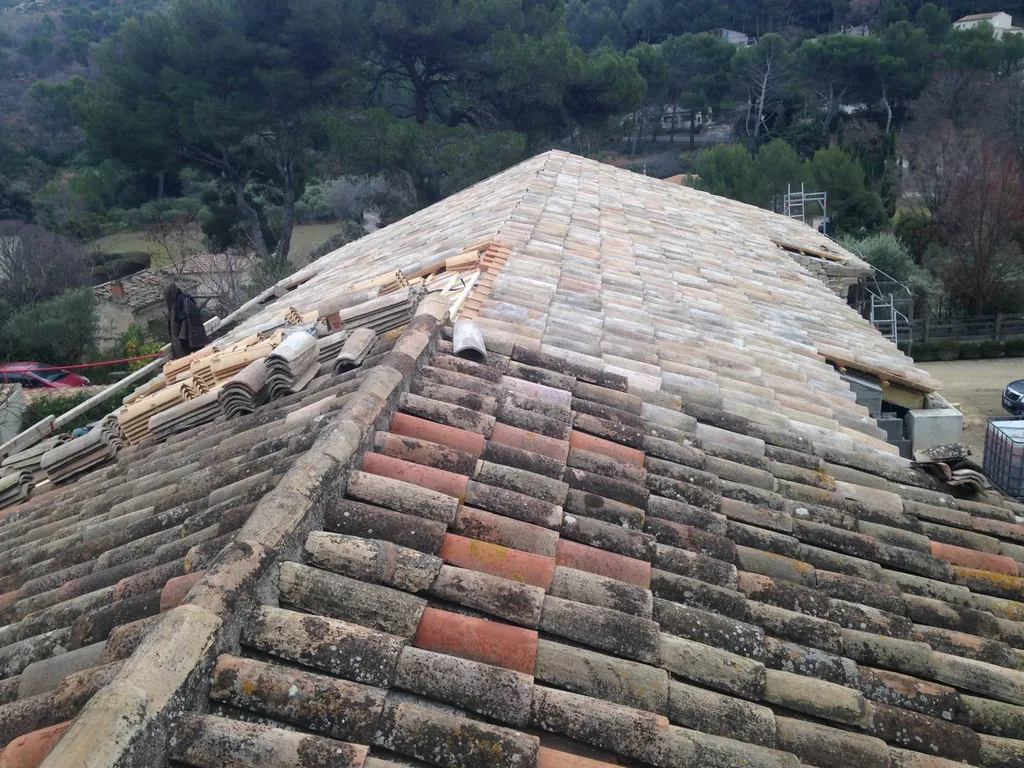 Toitures tuiles régionales - Conception et réalisation d'un mas à Salon de Provence