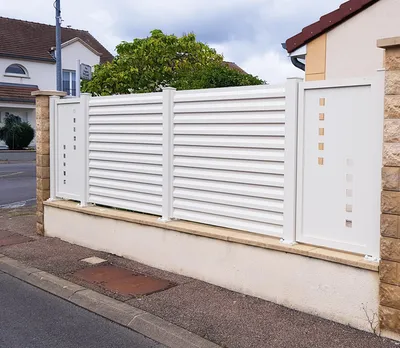 Expert en clôture aluminium à Belfort, SB concept installe clôtures en aluminium  RAL blanc  Fine Structure. Conception sur mesure