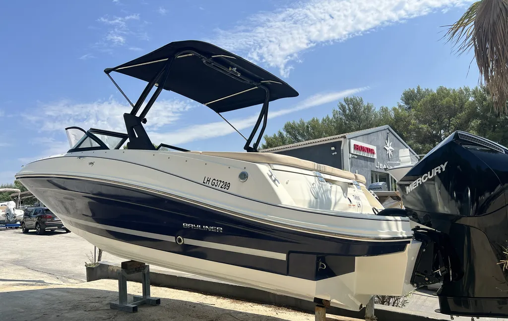 Bateau Bayliner VR5 Bowrider OB  équipé d'un moteur Mercury 200 CV à vendre à La Londe-les-Maures près de Toulon –  idéal pour les sorties en mer et les sports nautiques