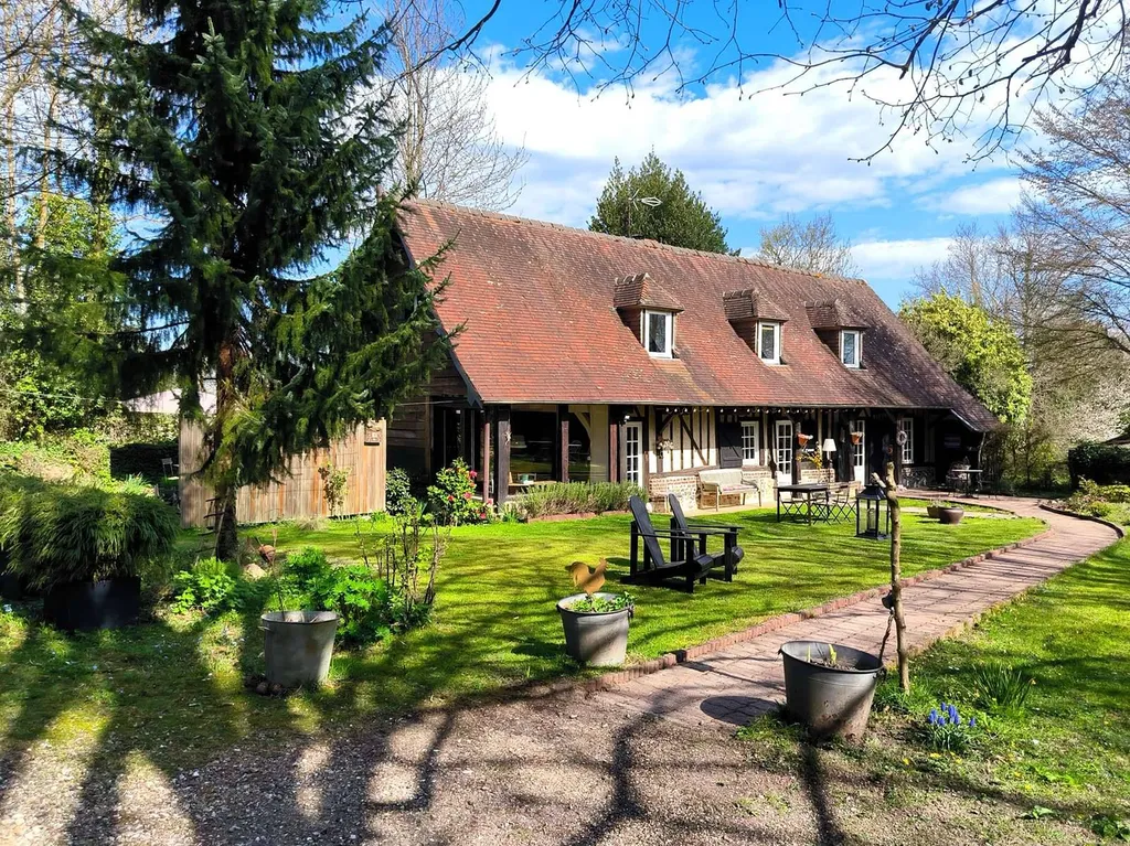 Vente d'une belle Propriété Normande posée sur un parc paysagé de 5829m², dans la région de Beuzeville 27210