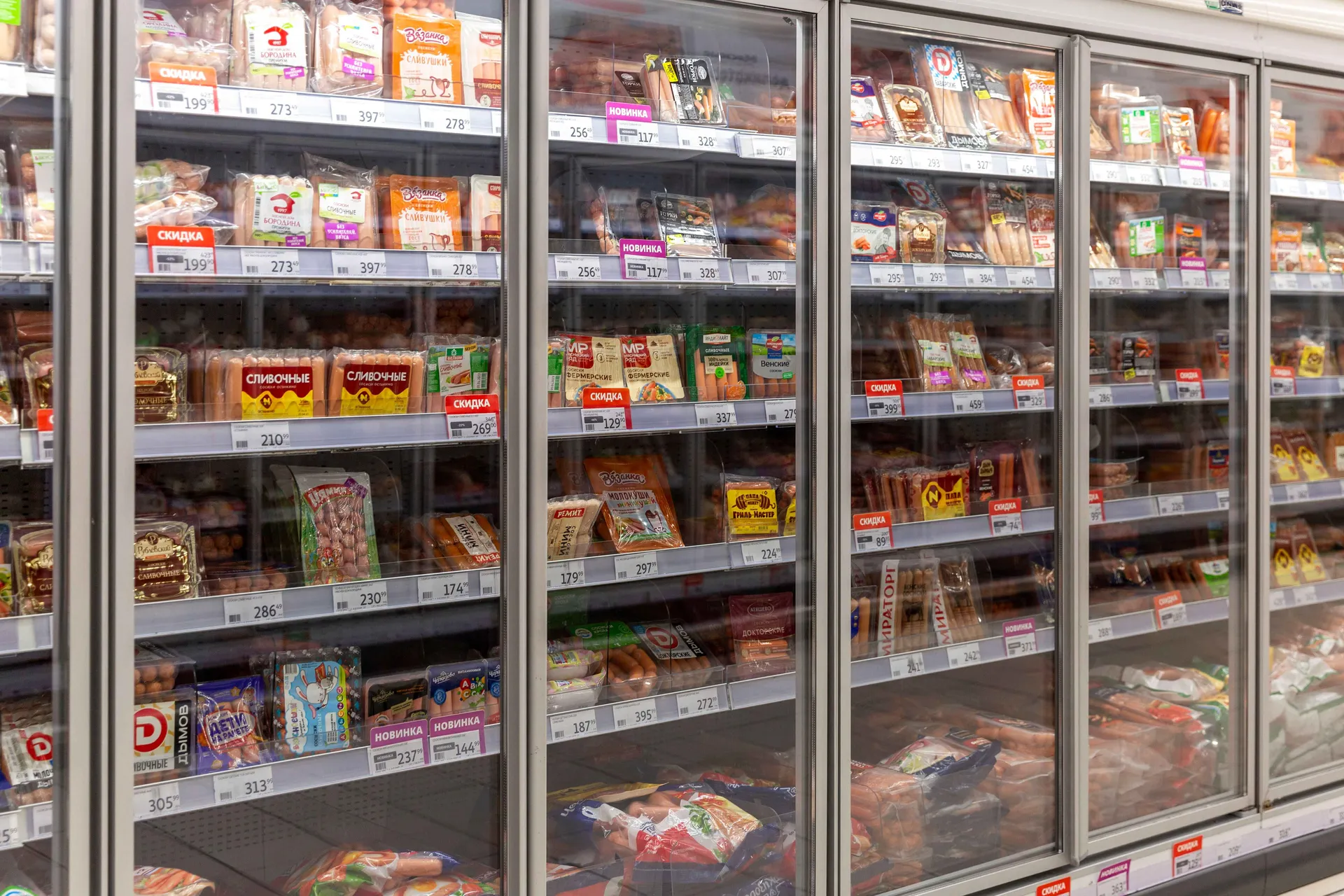 Pose de vitrines réfrigérées pour les commerces à Périgueux : comment sélectionner le modèle idéal pour mieux valoriser vos produits frais ?