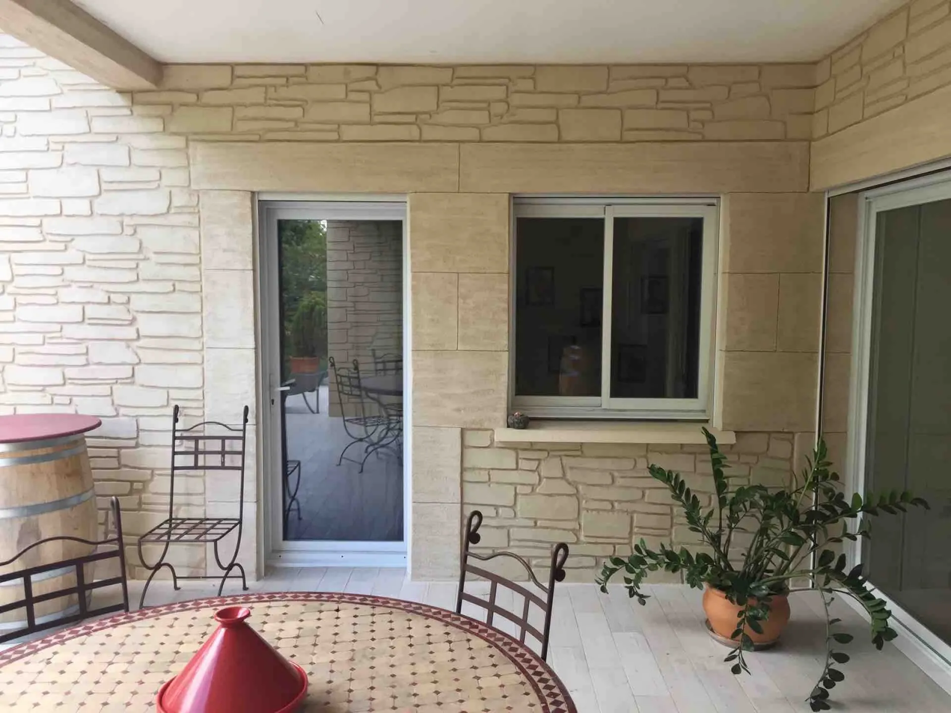 Décoration des façades autour d’une terrasse à Béziers dans l’Hérault