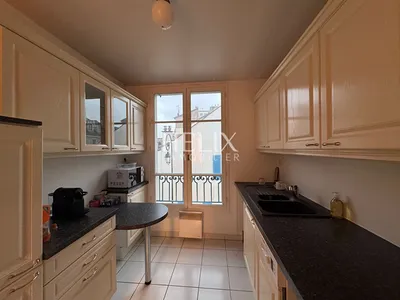A vendre à Saint Germain Laye, un appartement 3 pièces à 1 minutes à pied de la place du marché dans un bel immeuble de standing extrêmement bien entretenue avec ascenseur. 