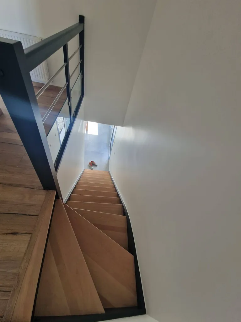 Coût pour un escalier bicolore en vitrification et peinture à Lisieux