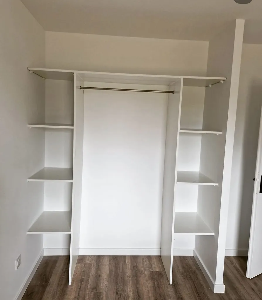 Création de placard blanc à Pugnac : l’élégance du mélaminé sur mesure pour optimiser tous vos intérieurs.