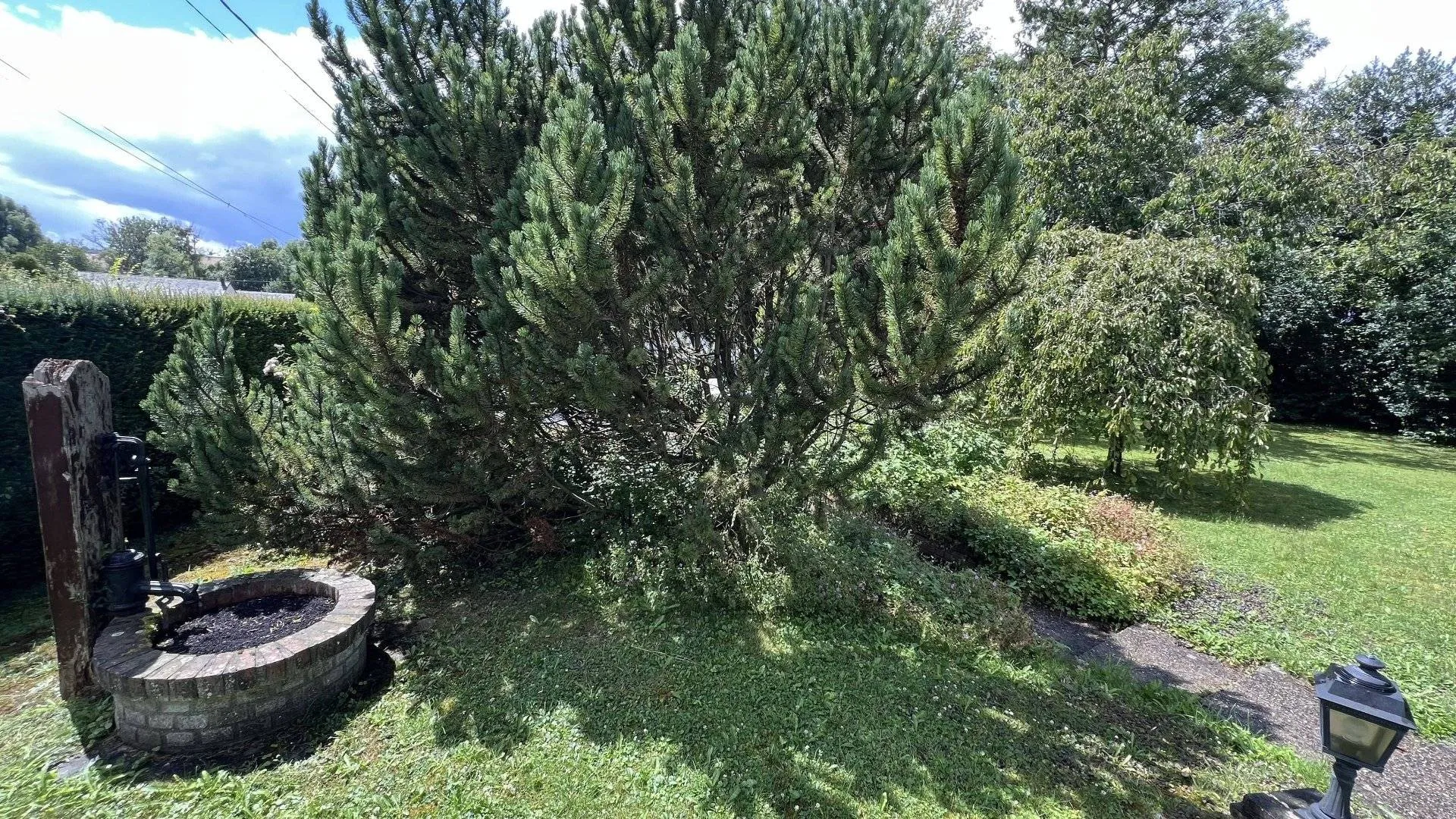 SOUS OFFRE Longère de 303m² avec maison principale 129m², 3 chambres, dépendances et garage, sur terrain arboré 8526m², idéal pour vie au calme à Saint-Riquier-en-Rivière 76440.