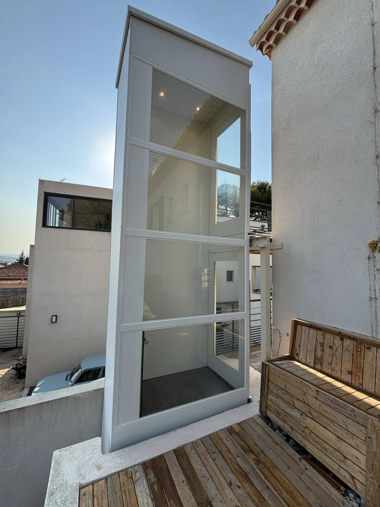 Flanc vitré pour cet élévateur 3 niveaux en extérieur NAMILIFT PL 400 à La Ciotat près de Marseille Flanc vitré pour cet élévateur 3 niveaux en extérieur NAMILIFT PL 400 à La Ciotat près de Marseille