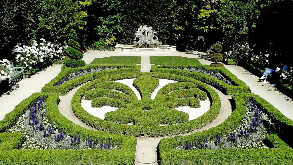 Visitez l’Hôtel de Caumont à Aix-en-Provence depuis Thecamp Hotel & Lodges