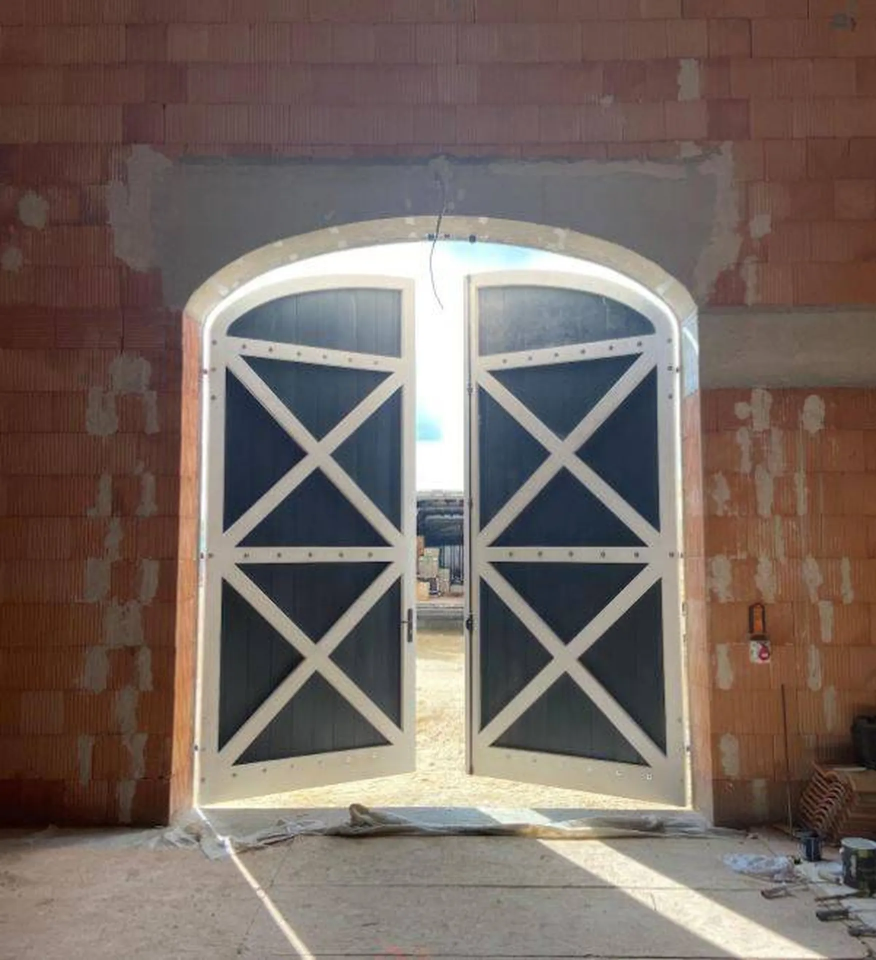 Vue intérieure de la porte de Chai à Fronsac