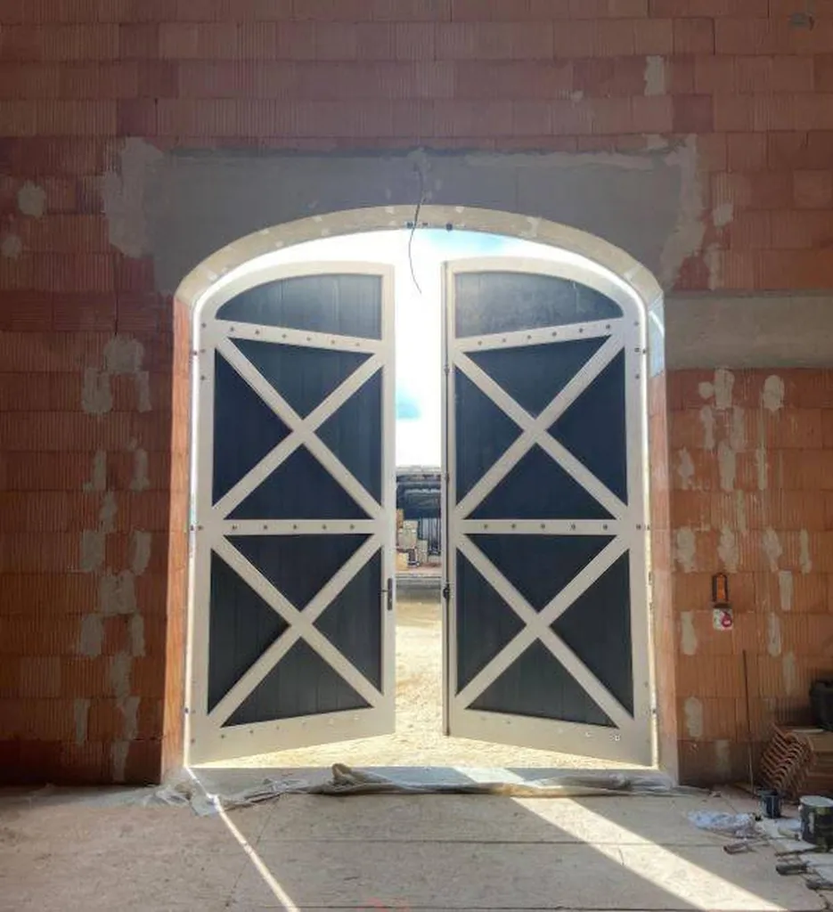 Vue intérieure de la porte de Chai à Fronsac