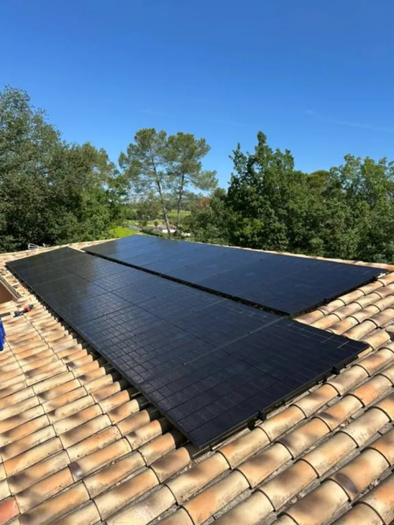 Installation de 18 panneaux solaires Dmegc à Trans en Provence dans le Var