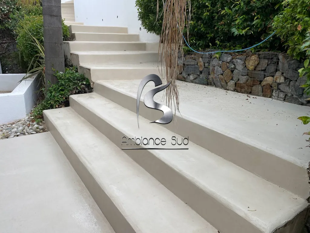 Recouvrement d'un escalier extérieur avec du béton ciré taloché
