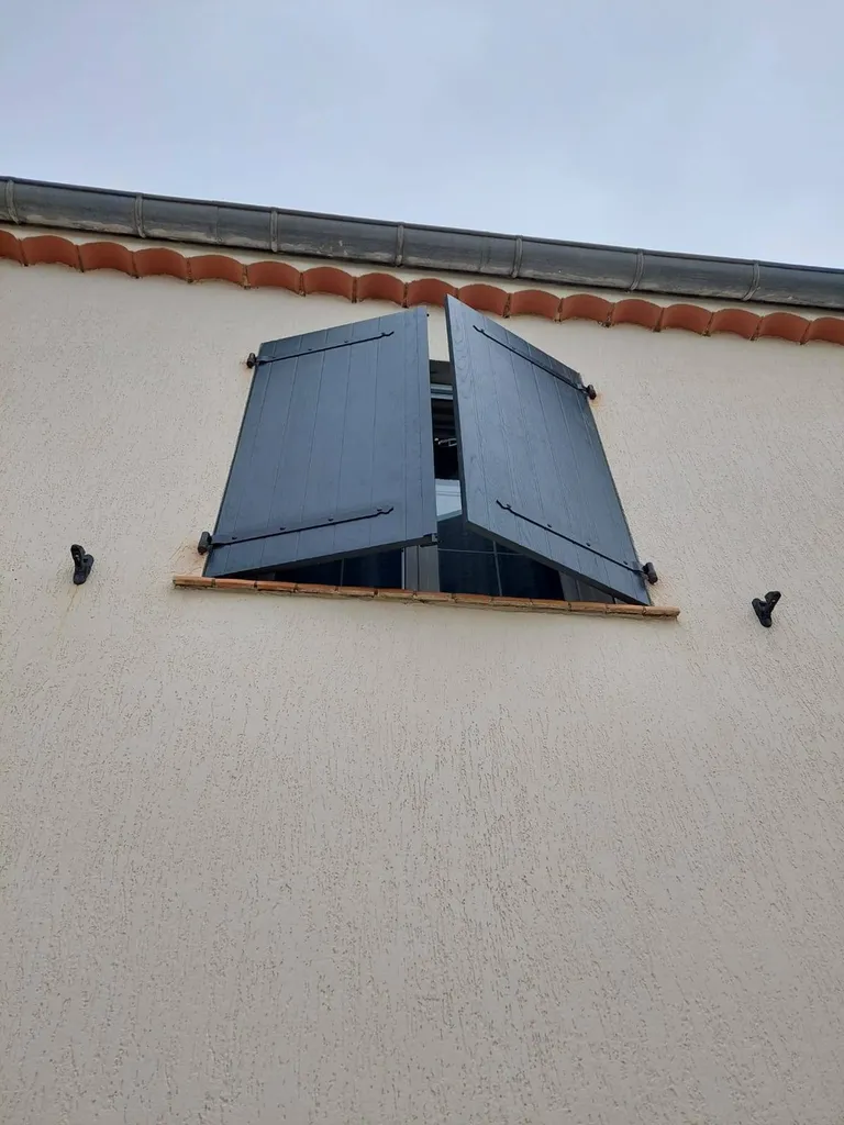 Installation de volets en fibre de verre sur mesure près de Montpellier sur la commune de Florensac