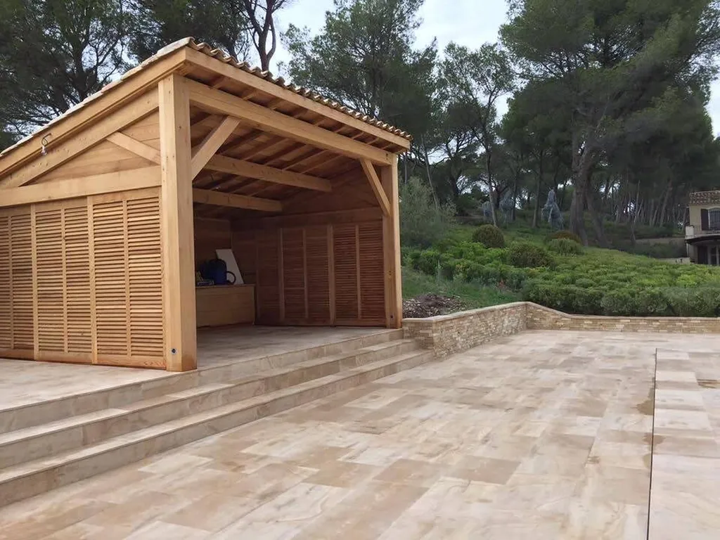 Quelle pierre naturelle choisir pour votre terrasse extérieure durable, esthétique et résistante aux intempéries ?