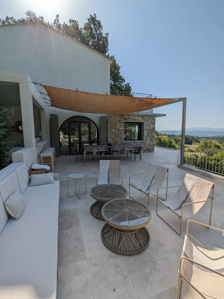 Créer une pergola en acier sur mesure avec toile coco des ombrières de la Scourtinerie pour sublimer terrasses, jardins et espaces extérieurs Provence