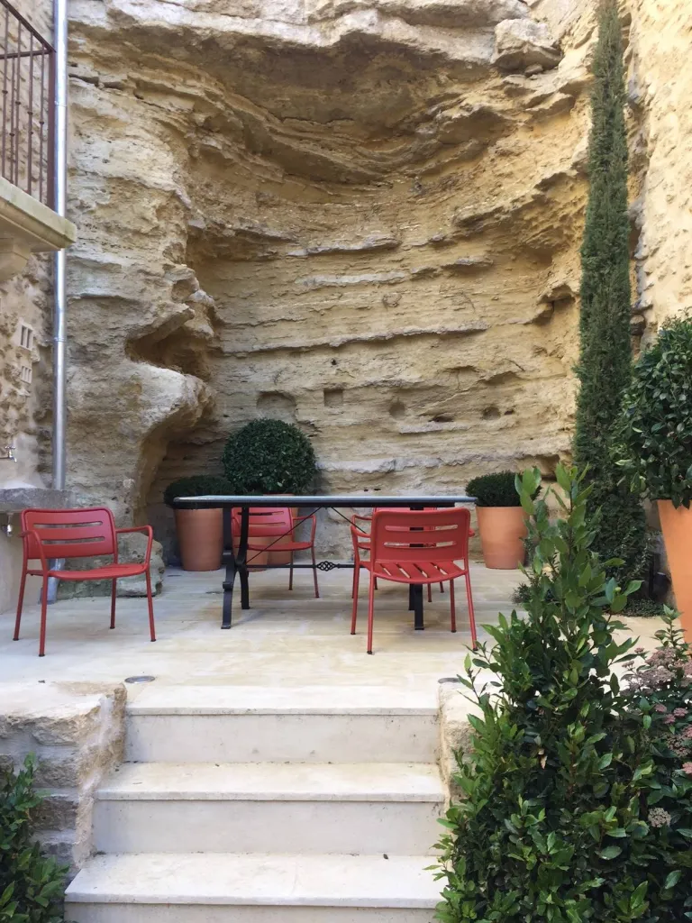 La cour intérieure pleine de charme de cette maison de village rénovée à Ménerbes par Sacha HOUANT