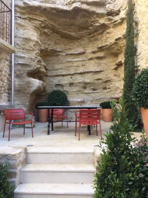 La cour intérieure pleine de charme de cette maison de village rénovée à Ménerbes par Sacha HOUANT