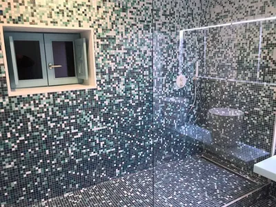 douche à l'italienne tout en mosaïque bisazza