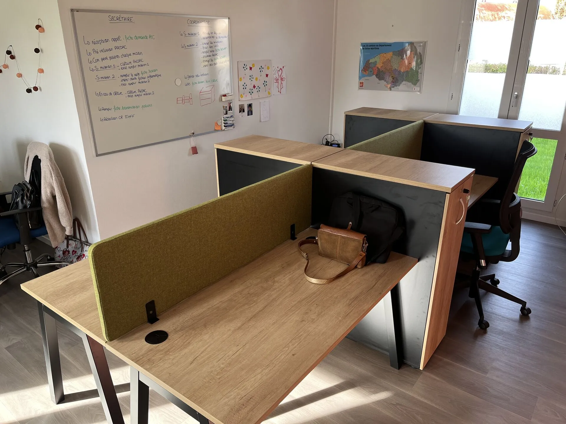 poste de travail face à face avec caisson et cloison phonique 