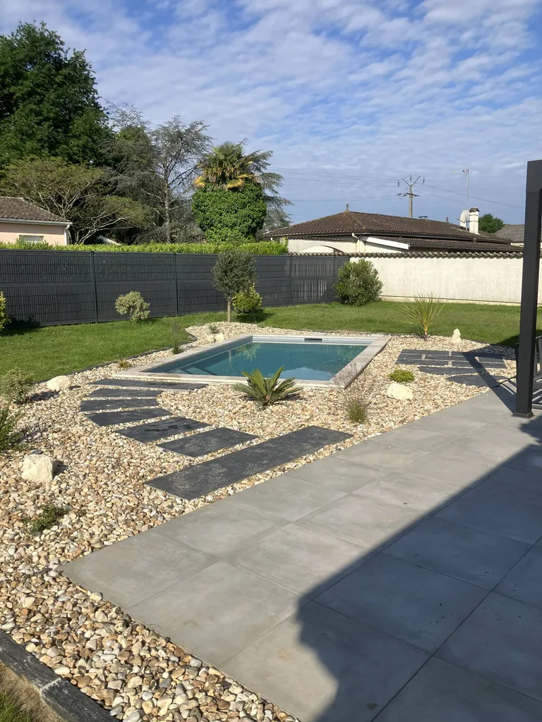 Construction d'une piscine maçonnée et aménagement à Saint-Loubès près de Bordeaux