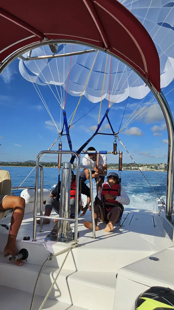 Préparer un vol en parachute ascensionnel nautique au large des plages de Six fours près de Sanary 