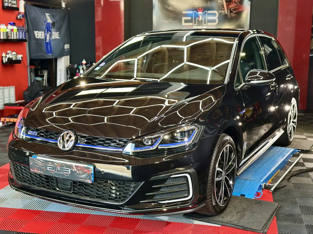 Restauration Volkswagen Golf GTE polissage Traitement céramique sur Lyon 