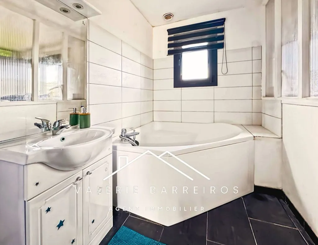A acheter maison de 122 m² édifiée sur 600 m² de terrain sur la commune de LA LONDE 76500