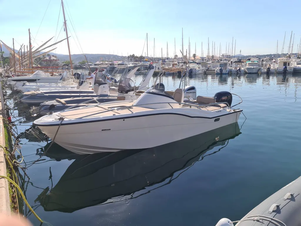 Bateau d'occasion coque rigide Libra 650 habitable Bandol