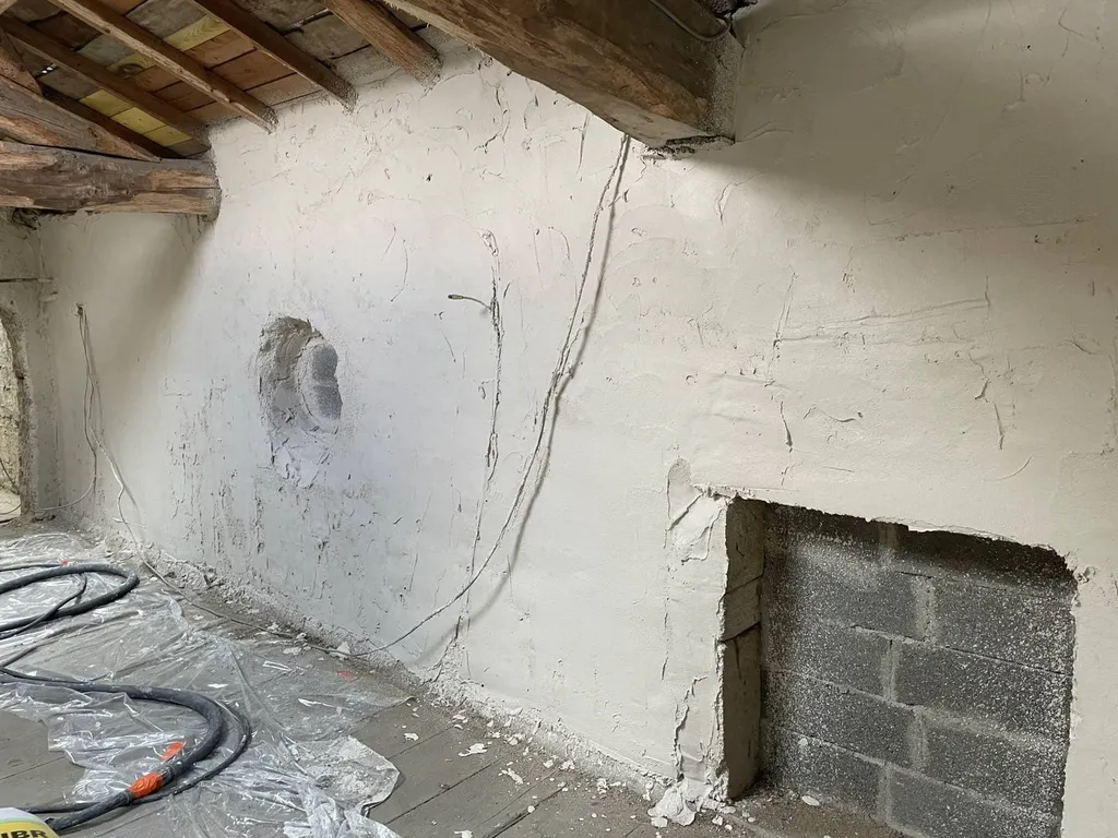 Enduit pendant les travaux d'aménagement des combles à Gleizé près de Belleville en Beaujolais (69)