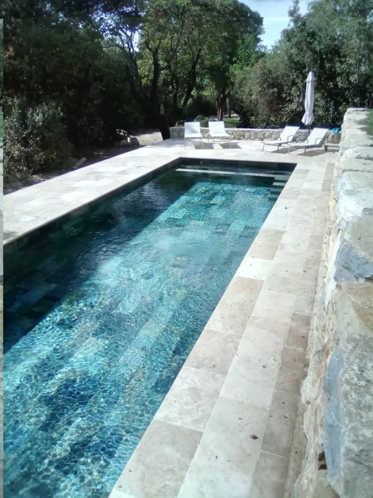 Pierre de Bali pour piscine et bassin à SAINT-TROPEZ, 83