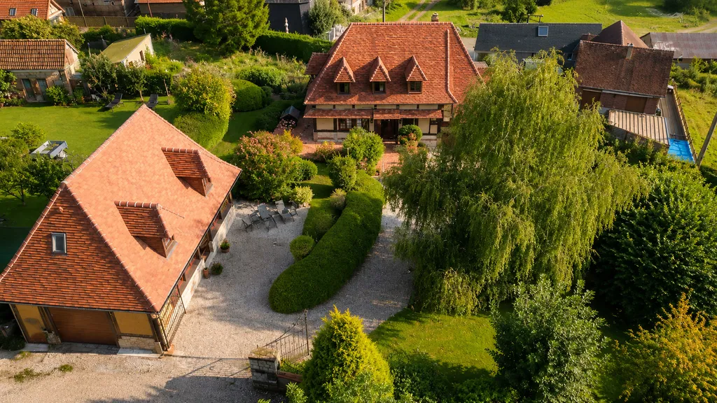 À vendre en Normandie : Ancien pressoir du XVIIIe siècle à Bures-en-Bray : Une propriété de 230 m² pleine de charme sur un terrain arboré de 1 439 m².
