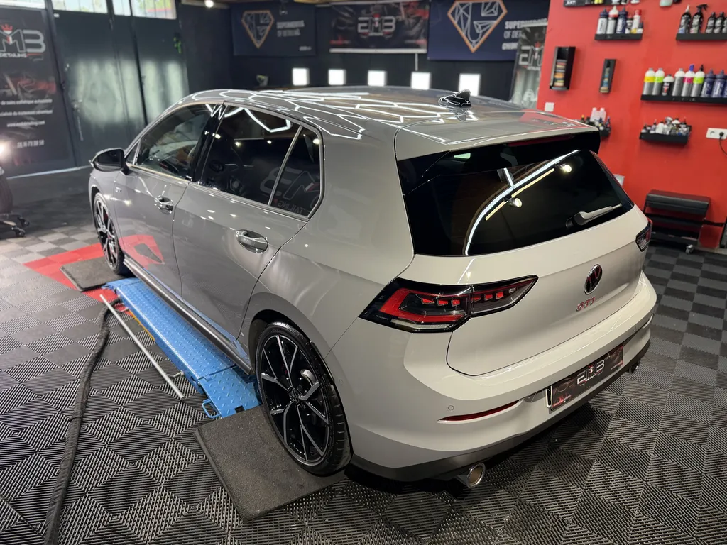 Rénovation carrosserie et traitement céramique Volkswagen Golf 8 GTI à Dardilly proche Lyon avec polissage professionnel par EMB DETAILING