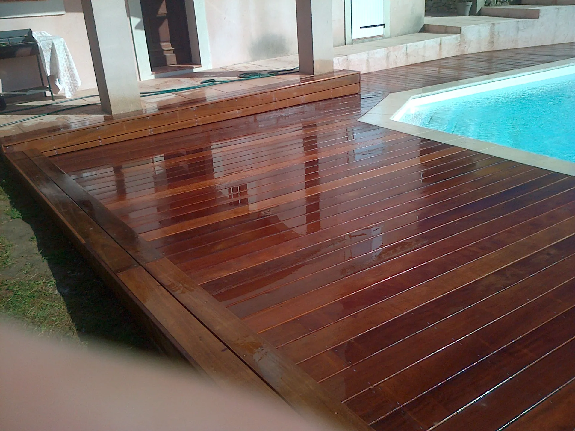 Tour de piscine en itauba ensues la redonne