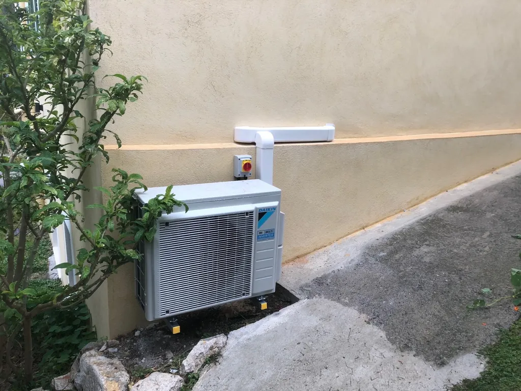 Installation de 2 climatiseurs muraux daikin Stylish dans une villa à nice