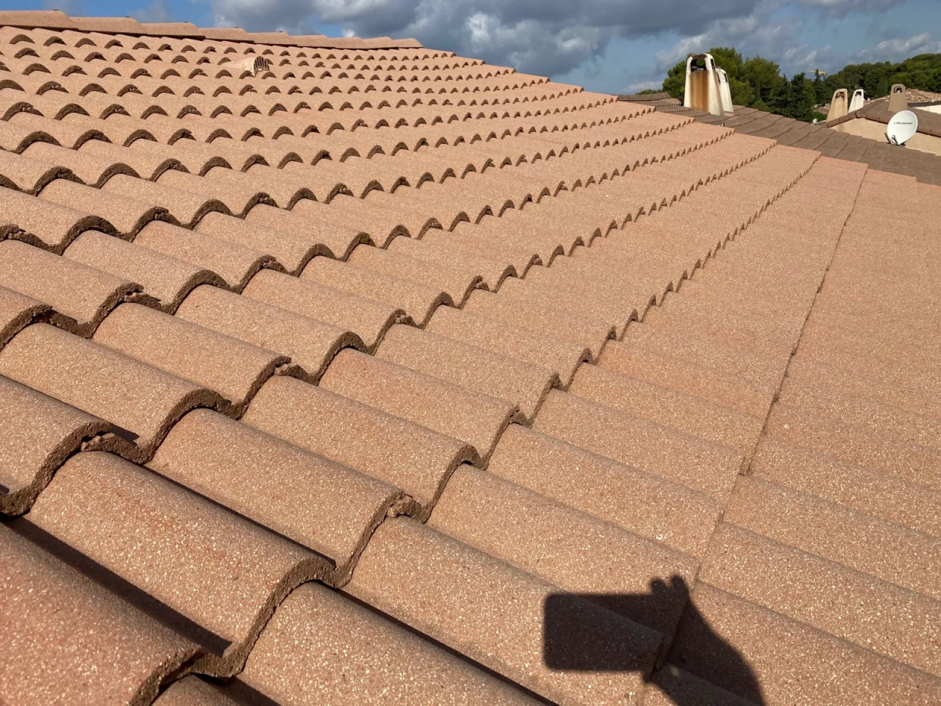 Nettoyage et traitement d’une toiture de maison près de Martigues.