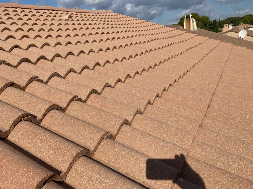 Nettoyage et traitement d’une toiture de maison près de Martigues.