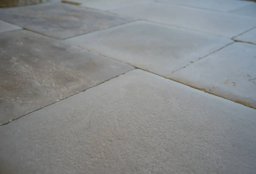 Dallage, margelle, pavé, parement en pierres naturelles livraison Montpellier et Béziers. PARIS - LYON - UZÈS - NÎMES - BEZIERS - AVIGNON - BASTIA LP PIERRE NATURELLE à PERIGUEUX 