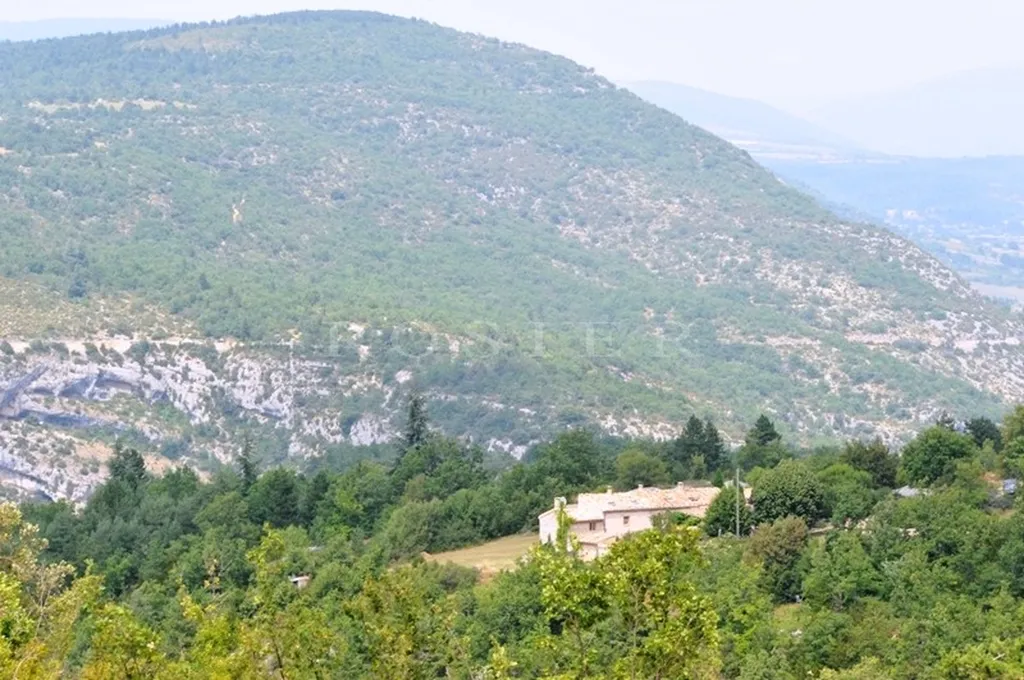 Bergerie du 16ème siècle sur 10 hectares avec vue dominante  sur le Mont Ventoux  