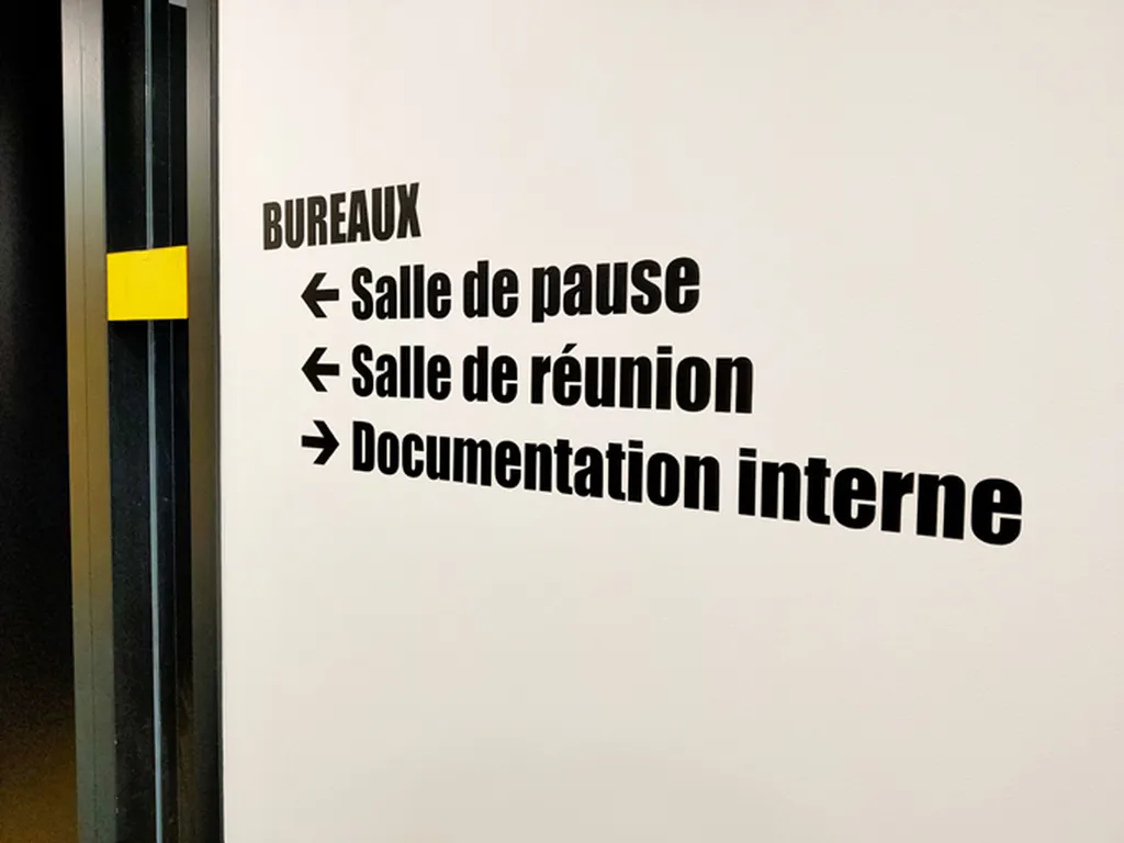 Signalétique intérieure et numéros gravés sur mesure pour bureaux, tables de travail et portes aux Archives départementales de l’Isère à Grenoble
