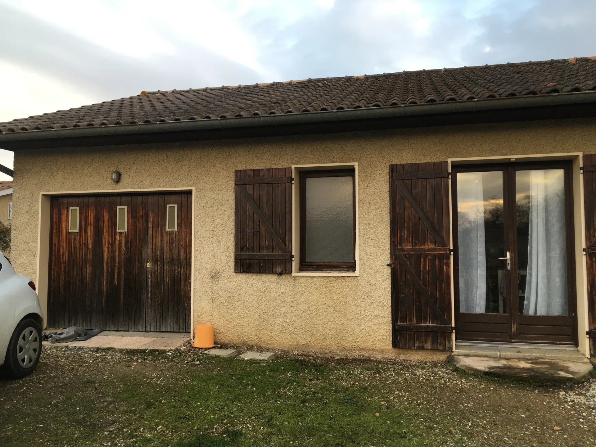 Façade avant travaux d’isolation thermique par l’extérieur (ITE) à Jassans-Riottier dans l’Ain (01)