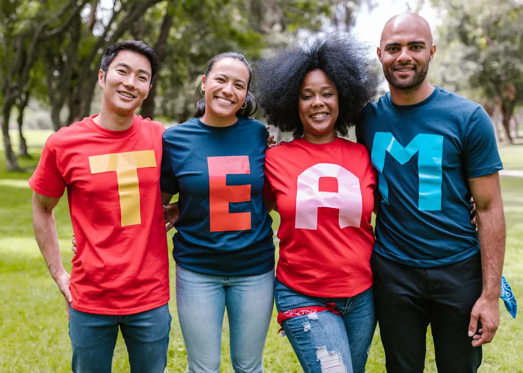 Équipe multiculturelle unie illustrant la coopération et la cohésion dans les comités exécutifs internationaux – accompagnement des dirigeants MedTech, GreenTech et filiales Tech réparties entre l’Europe et l’Asie – Pronexxus Coaching d’équipe