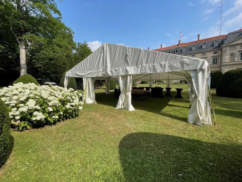 Location d'un chapiteau de 10/15m pour un apéritif dinatoire dans un jardin au Puy en Velay