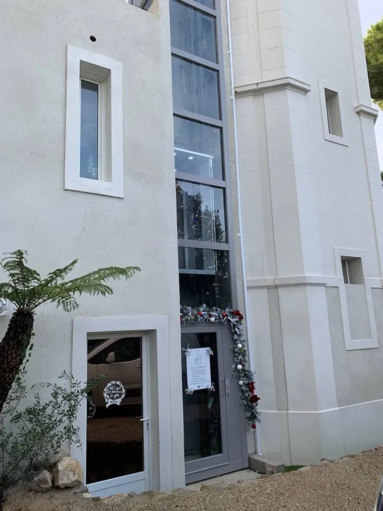 Intégration parfaite à son environnement pour cet ascenseur de maison extérieur électrique en structure autoporteuse VIMEC E10 à Toulon près de Marseille
