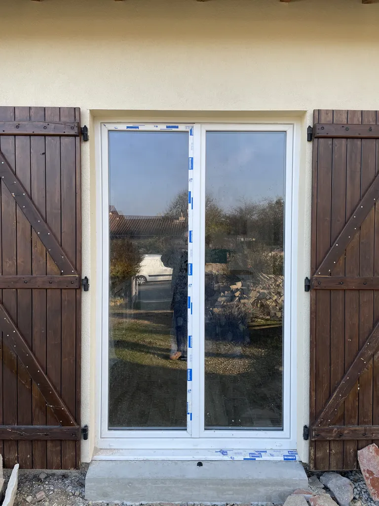 Nouvelle porte-fenêtre en PVC performante installée à Limas (Rhône 69), offrant une meilleure isolation thermique et un confort optimal