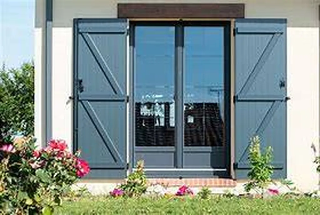 volet battant 2 vantaux Z pleins sur fenêtre 2 vantaux installer à SAINT TRIVIER Près de TREVOUX