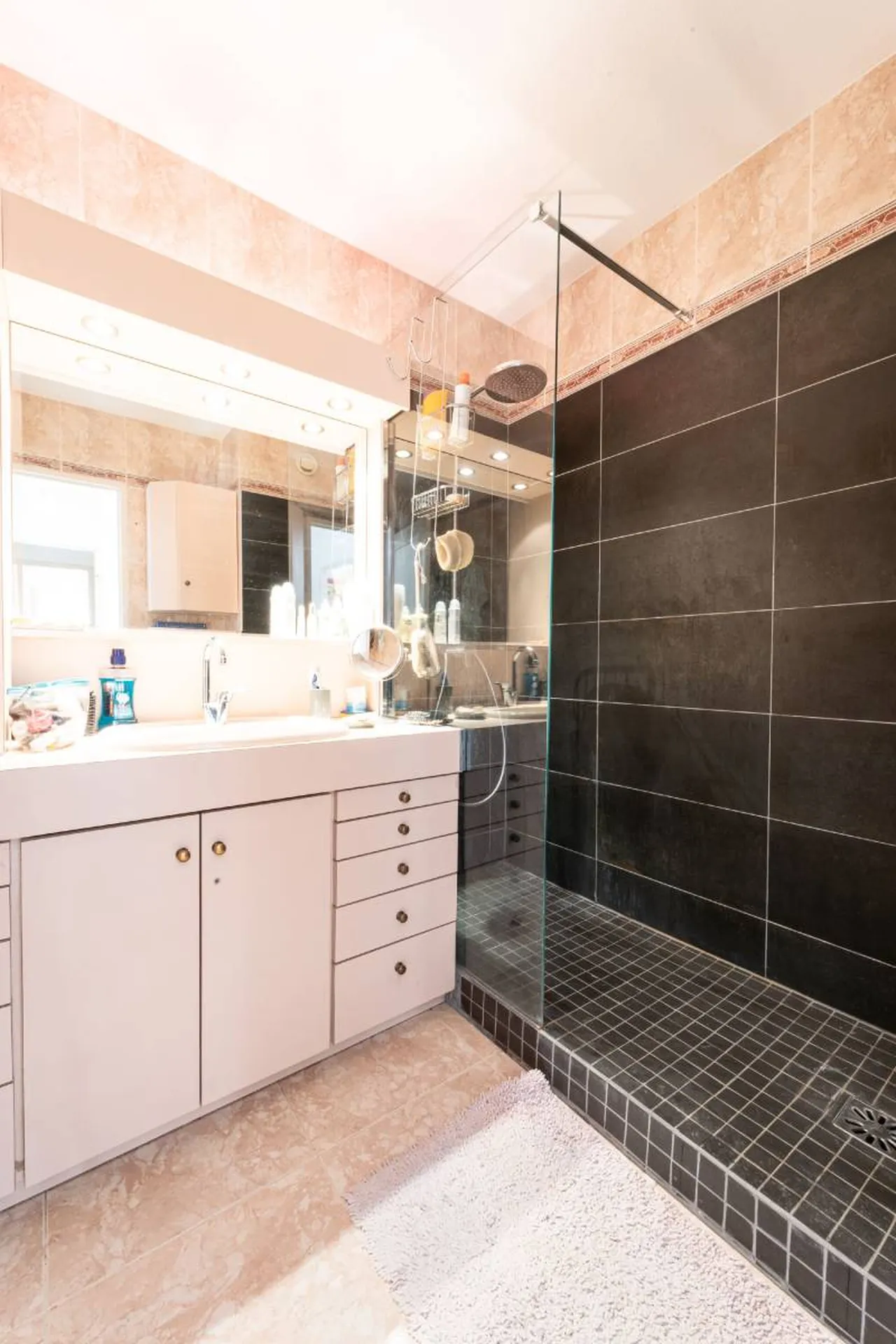 Appartement Cassis  T4 en rez-de-chaussée surélevé avec loggia dans résidence sécurisée avec parking