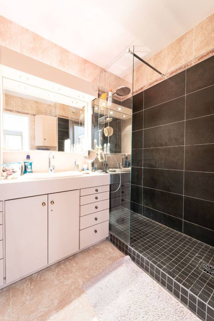 Appartement Cassis  T4 en rez-de-chaussée surélevé avec loggia dans résidence sécurisée avec parking