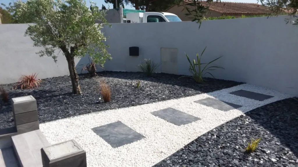 realisation d'un massif avec pose de paillage ardoise et paillage minéral en gallets blancs