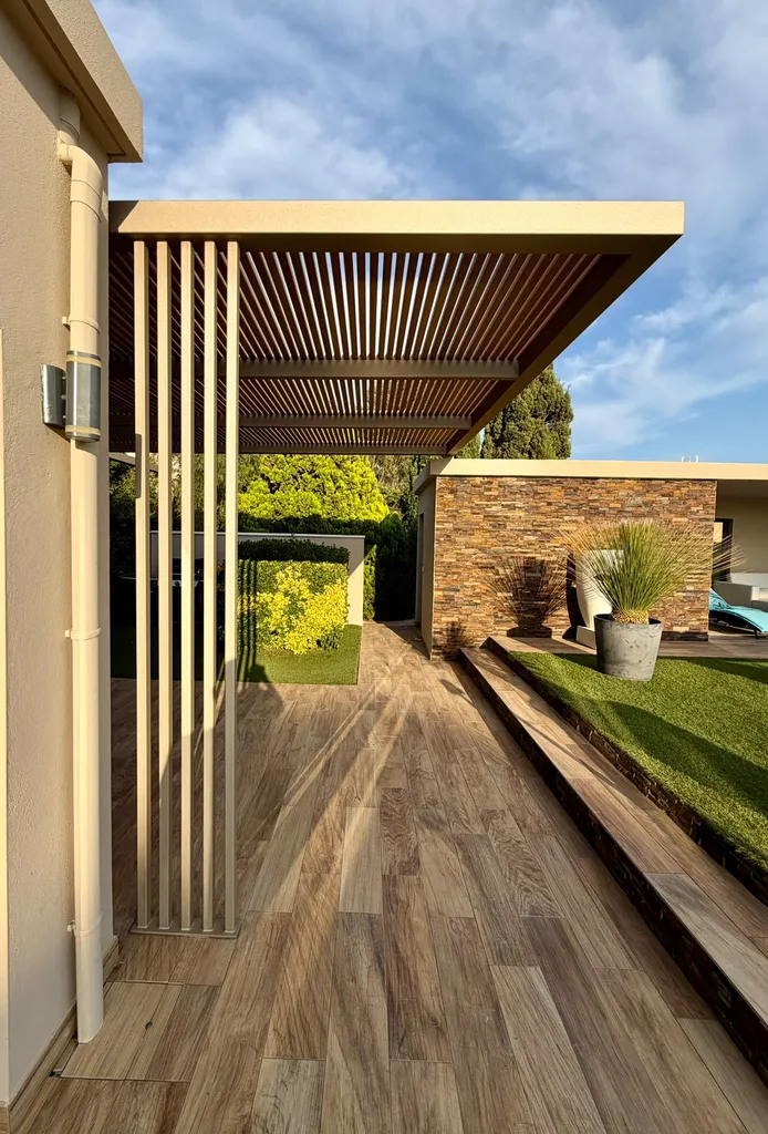 terrasse couverte par une pergola en acier sur mesure et claustra à lames verticales dans les Bouches-du-Rhône
